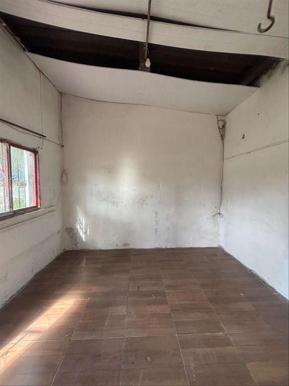 Terreno con construcciones a reciclar, muy buena ubicación