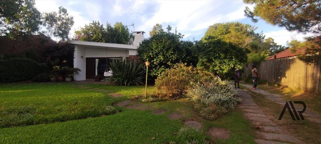 Casa en venta de 4 dormitorios c/ cochera en Jardin Pinares