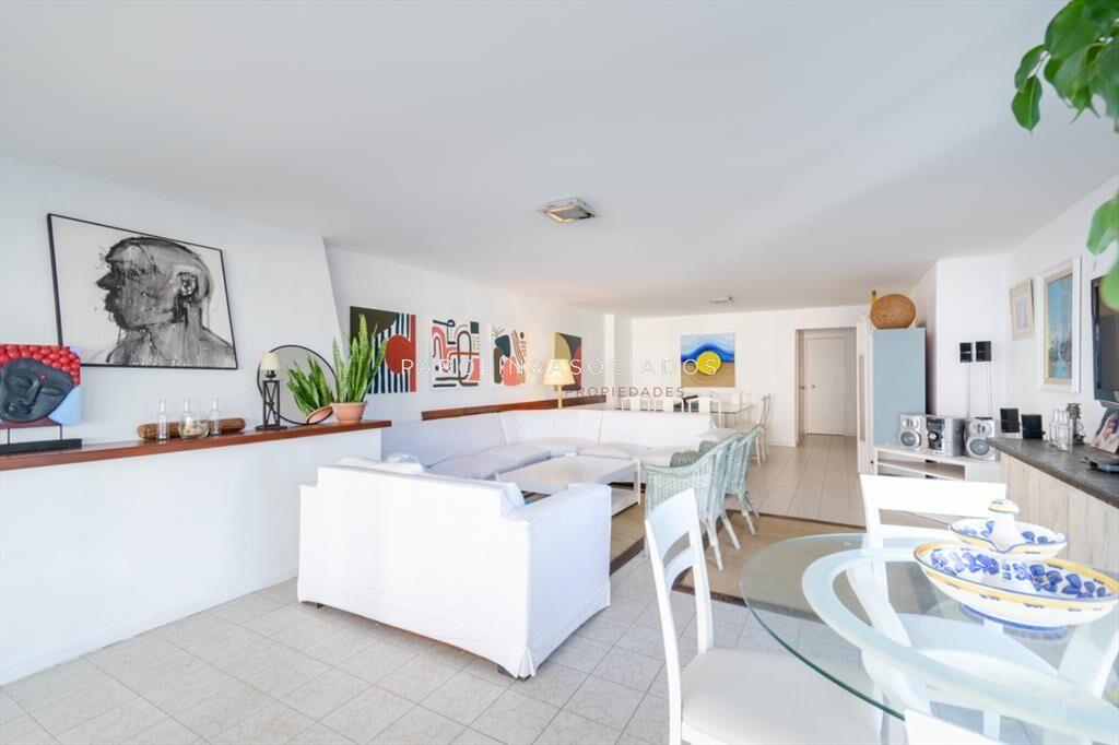 Apartamento en venta de 4 dormitorios en Punta del Este.