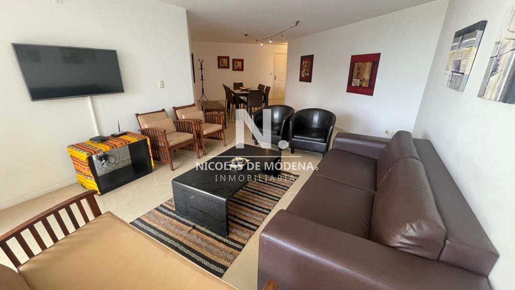 Apartamento en venta de 3 dormitorios y dependencia en Pun