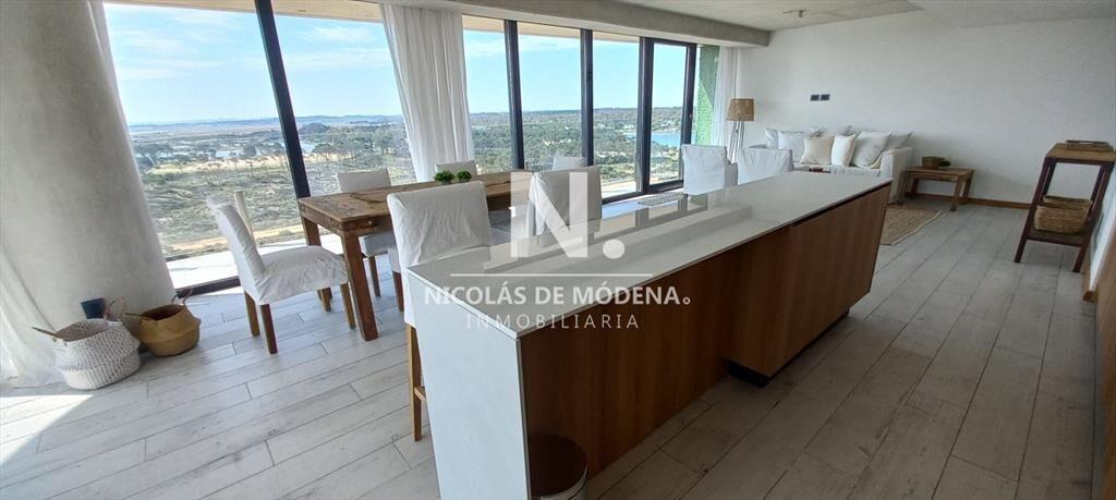 Vende apartamento de 2 dormitorios frente al mar