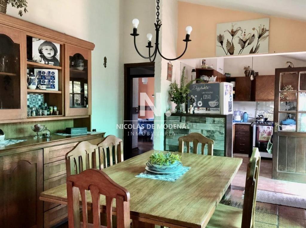 Vende casa en excelente estado, con 3 dormitorios