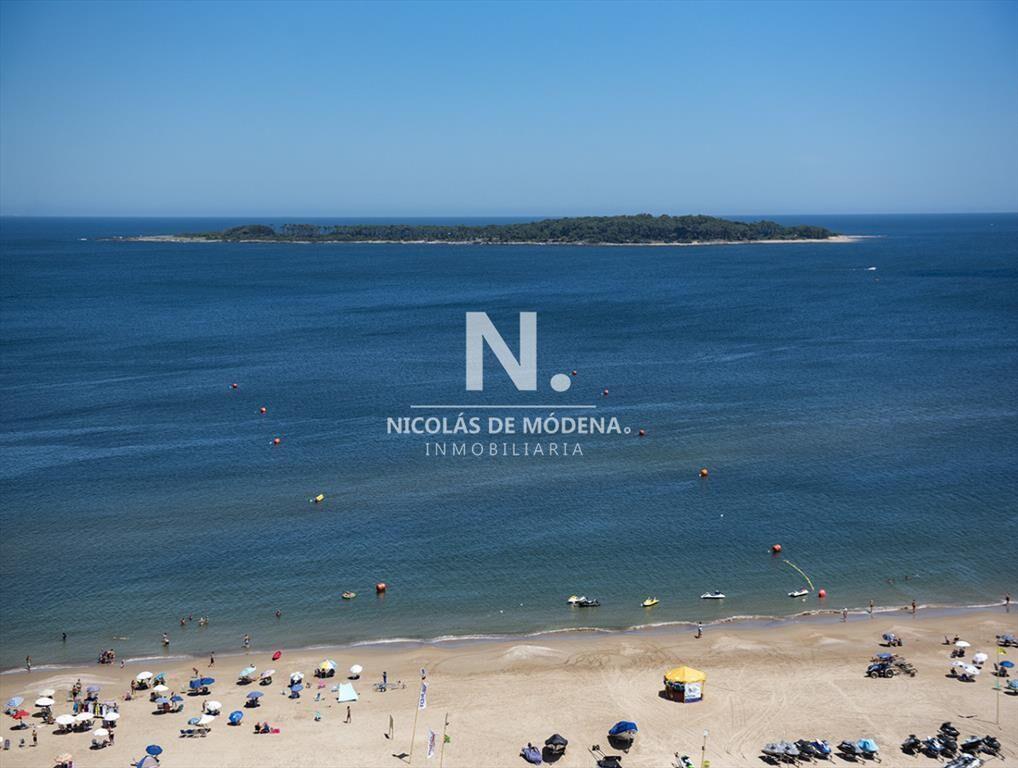 Vende Apartamento de 4 dormitorios en playa de a