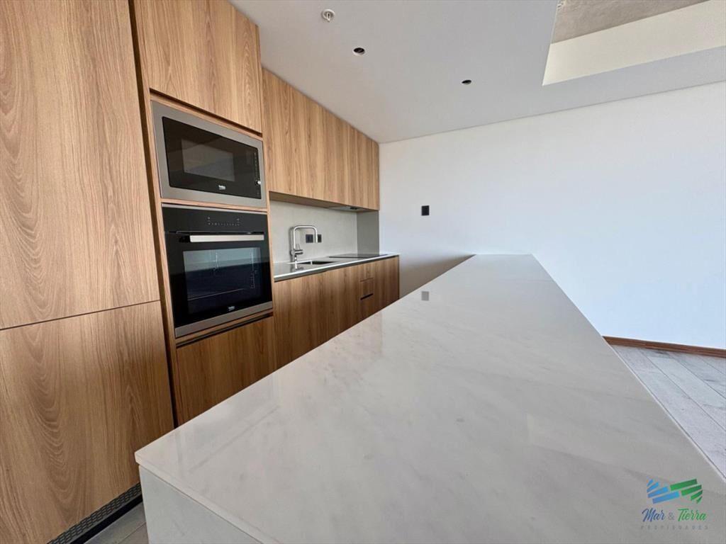 Oportunidad en Surfside - Piso alto   1 +