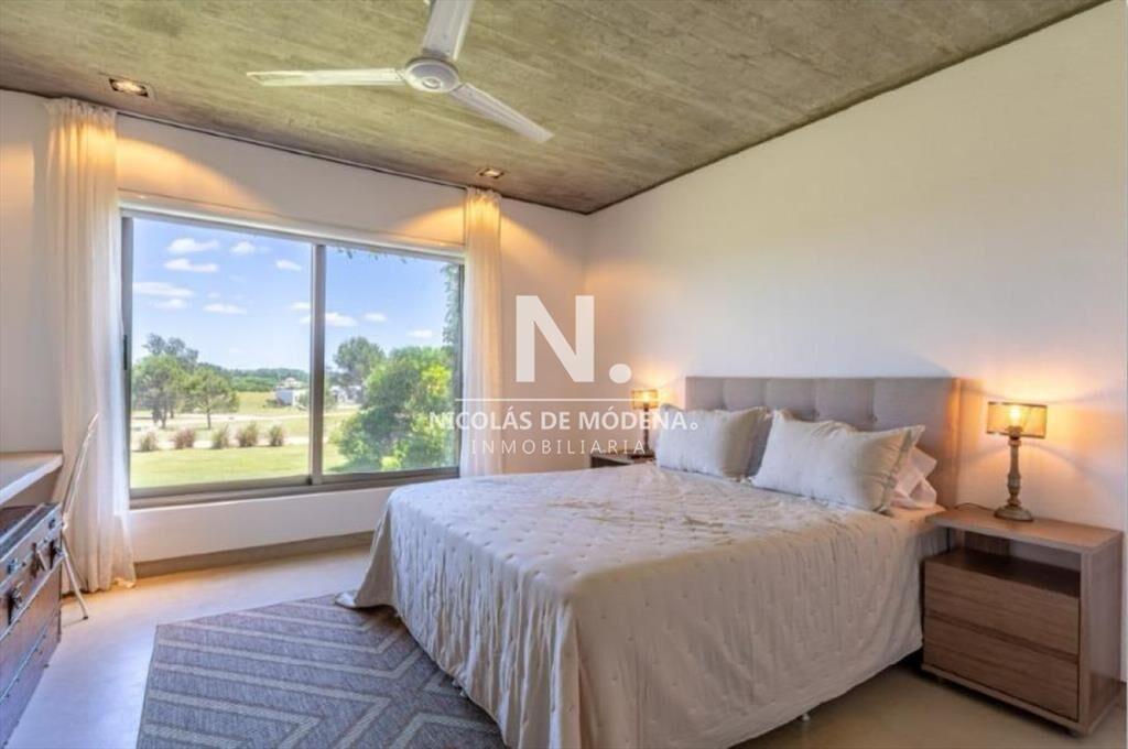Vende impecable casa de 2 plantas con 3 en suite,