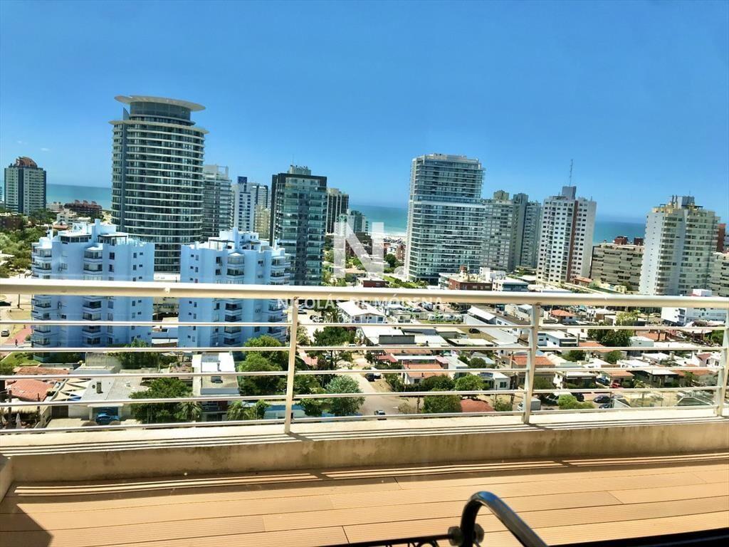 Edificio moderno a pasos de Playa Mansa.