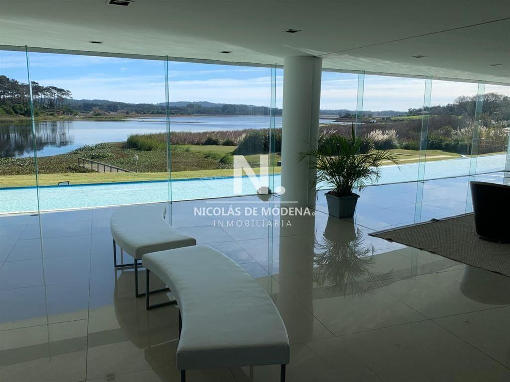 vende pent house duplex en playa mansa punta del