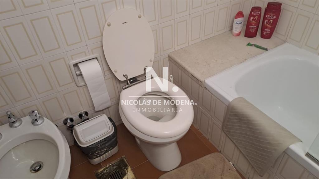 Vende apartamento de 2 dormitorios más servicio