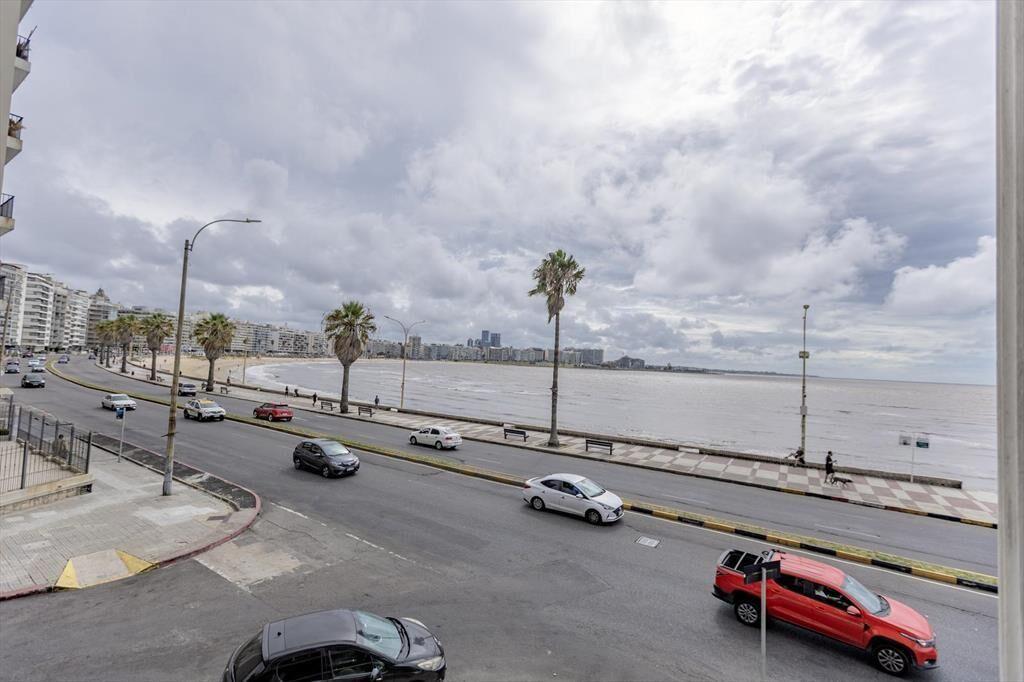 Excelente apartamento en Rambla y Juan Ma.Pérez