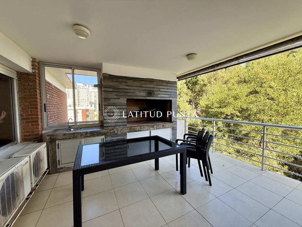 Apartamento en Mansa, 3 dormitorios, parrillero