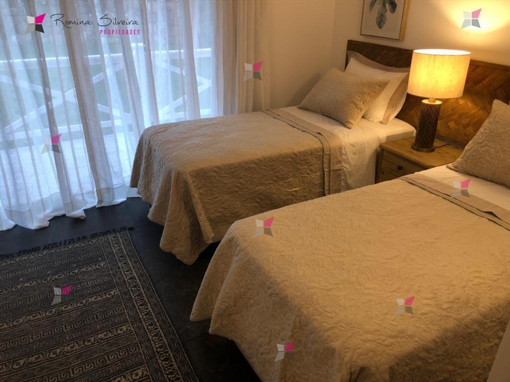 VENTA DE CASA DE 4 DORMITORIOS EN PUNTA BALLENA LAPATAIA PU