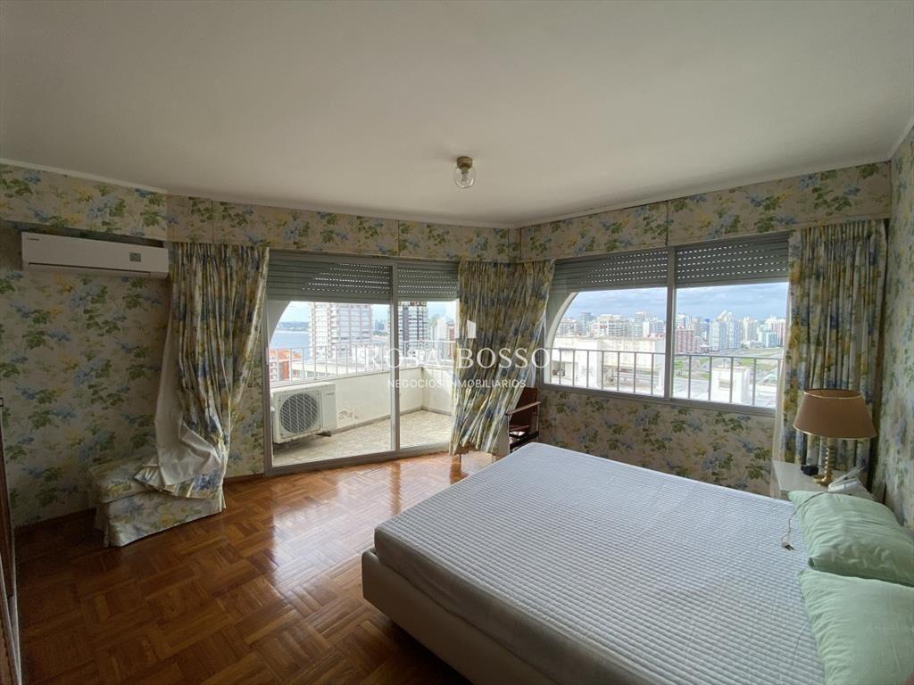 Apartamento a la venta con 4 dormitorios y servicio complet