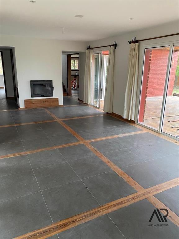Casa en alquiler de 3 dormitorios c/ cochera en La Tahona