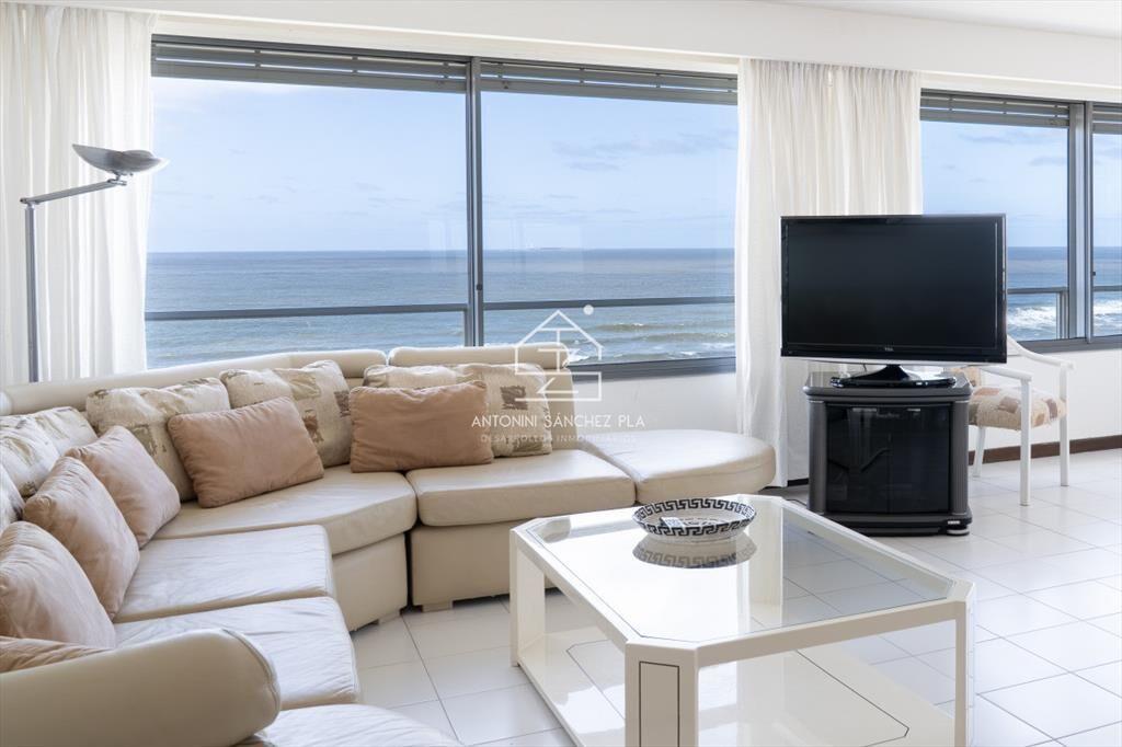 Venta de apartamento de 3 dormitorios y dep. de servicio en