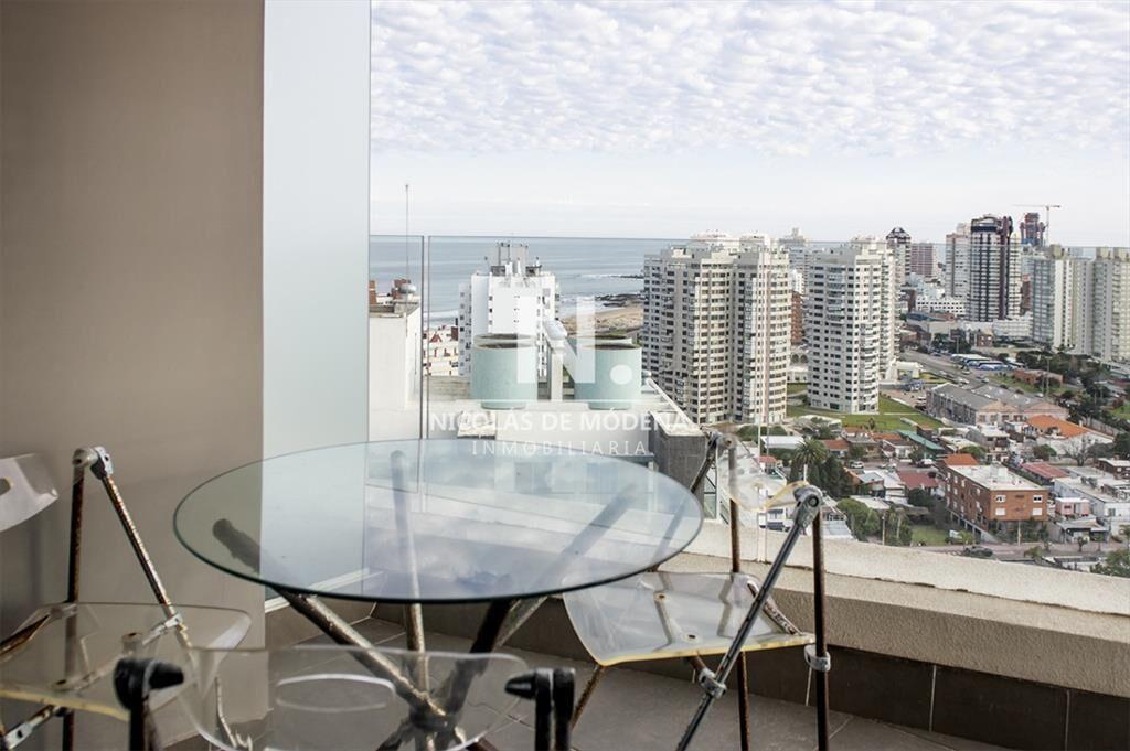 Piso alto con vistas panoramicas de Playa Mansa.
