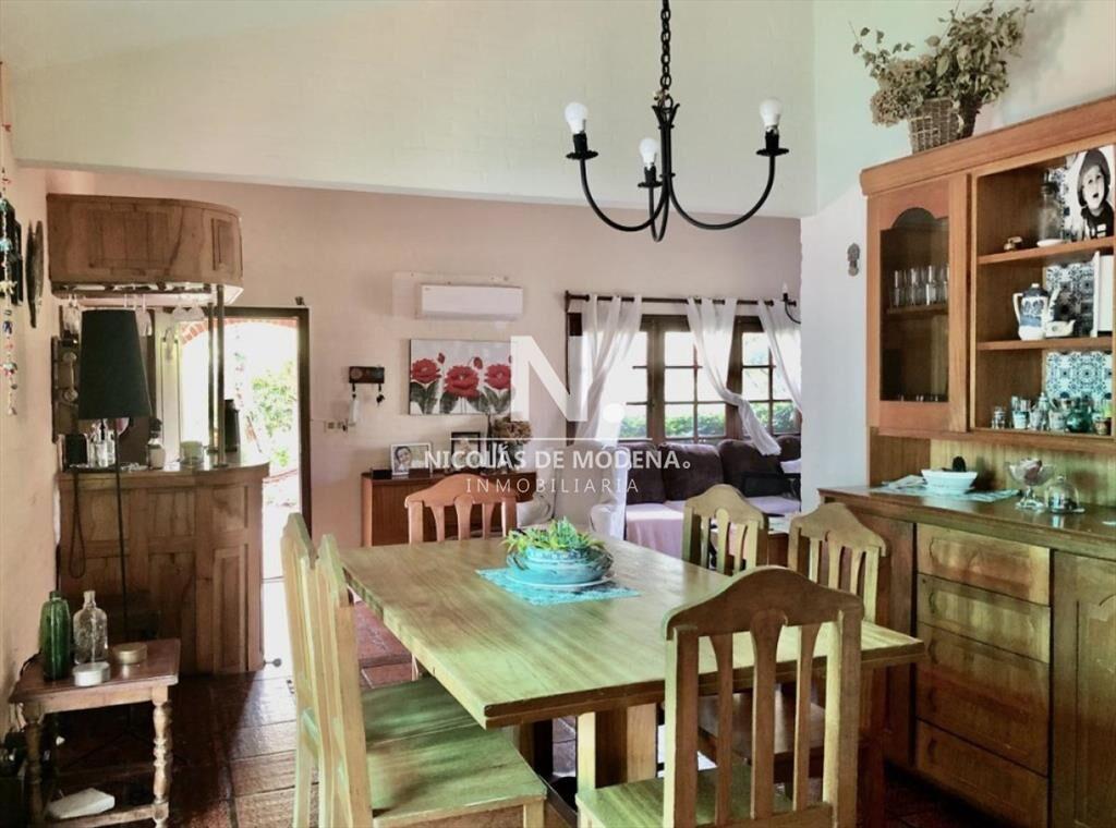 Vende casa en excelente estado, con 3 dormitorios