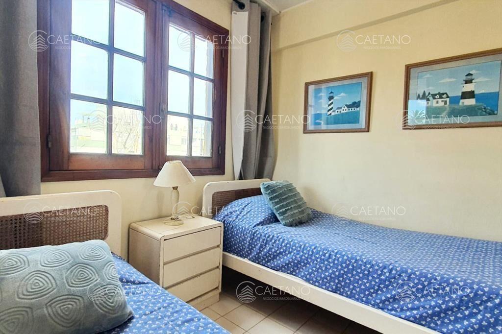 Apartamento de 2 dormitorios y 2 baños a 1 de y