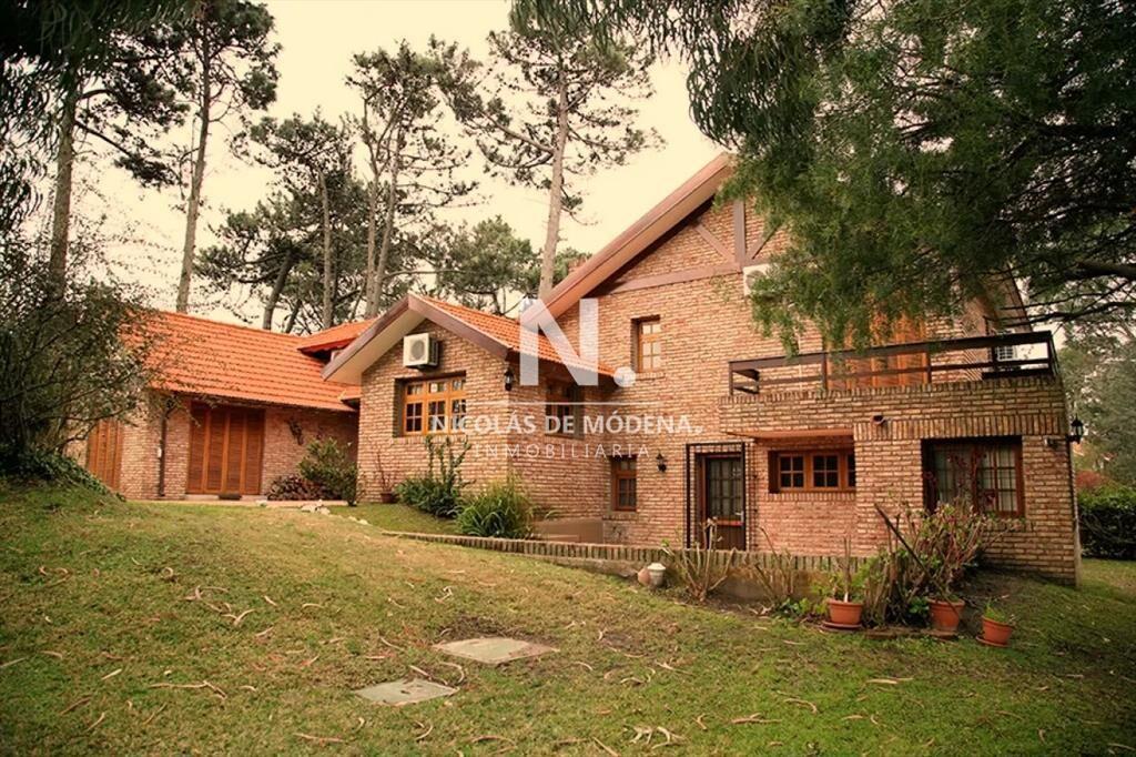 VENDE CASA CON GRAN TERRENO, EN PLAYA MANSA, DEL