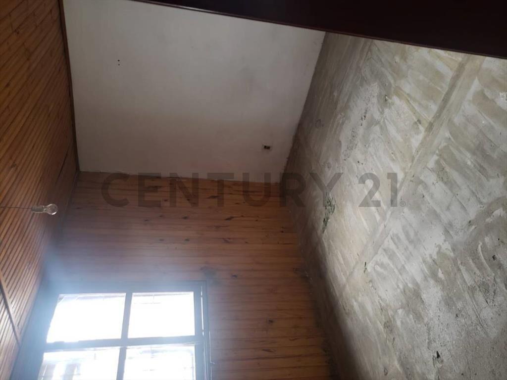 Amplio Galpón con estacionamiento, dos casas y depósito. ...