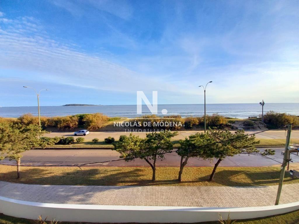Apartamento Frente al Mar en Venta Dos y Servicio