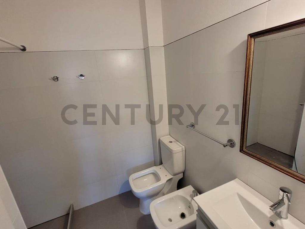 ALQUILER APARTAMENTO TIPO CASA, 2 DORMITORIOS, JARDÍN ANT...