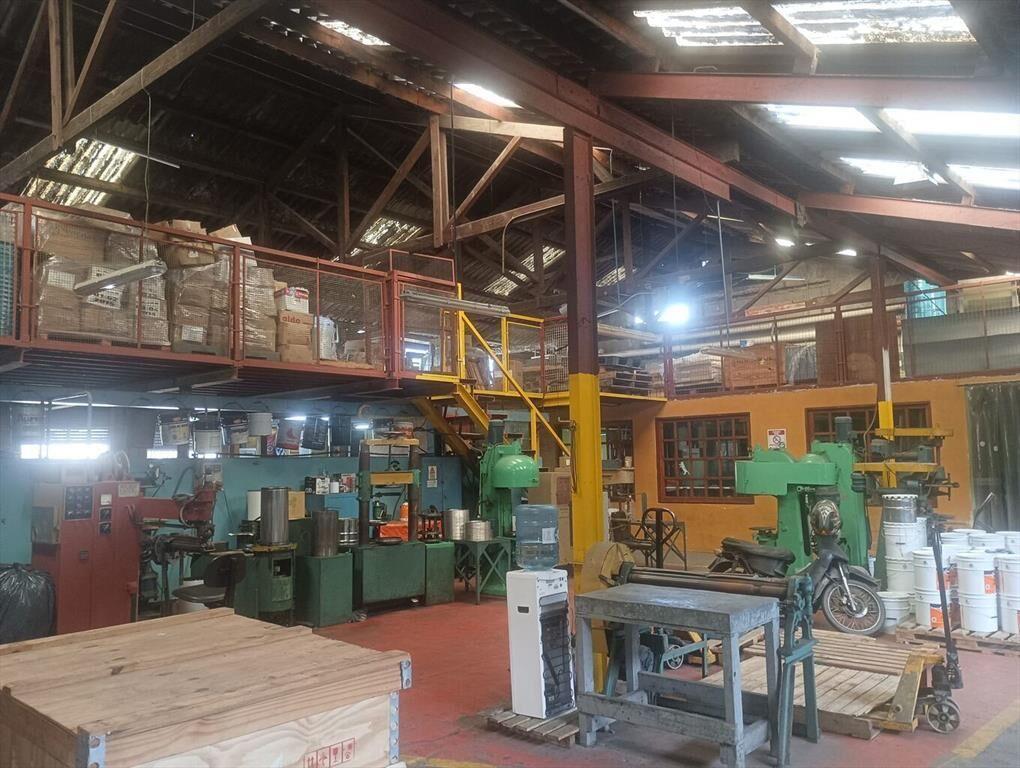 Excelente local industrial y/o depósito mas oficinas.