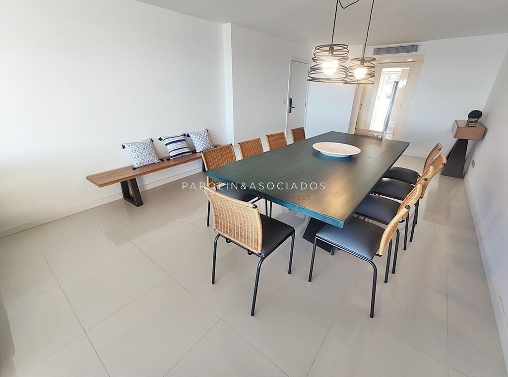 Penthouse en venta frente al mar en edificio del