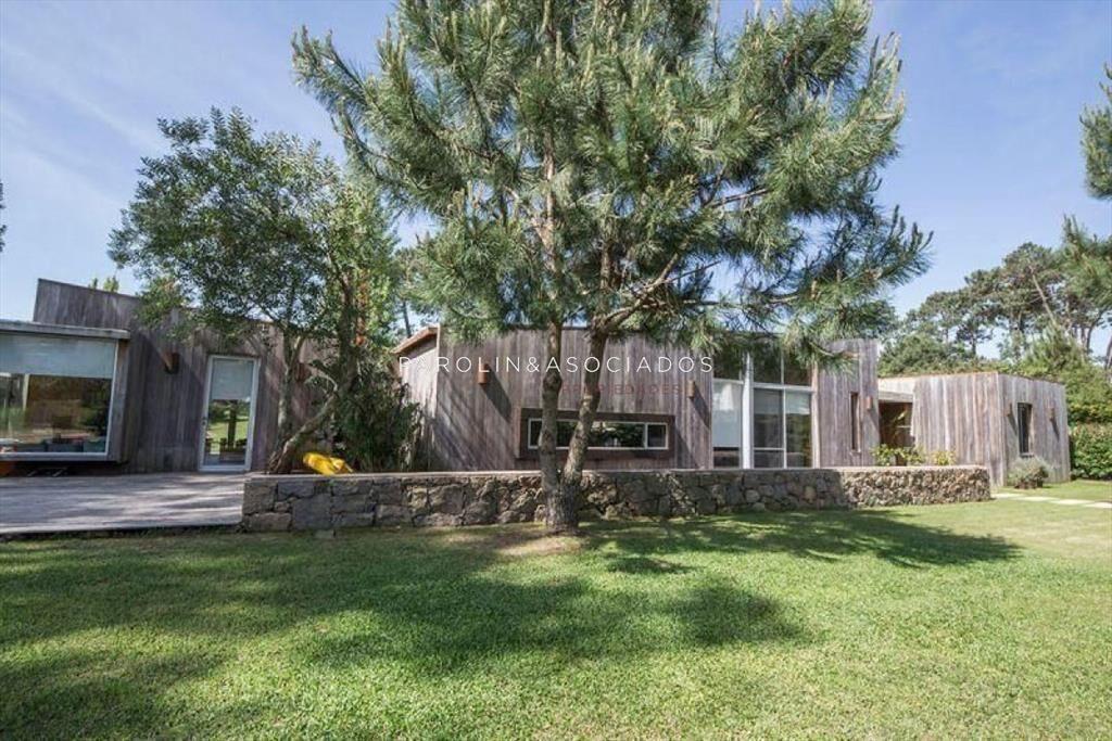 Casa en venta de 5 dormitorios en barrio privado,