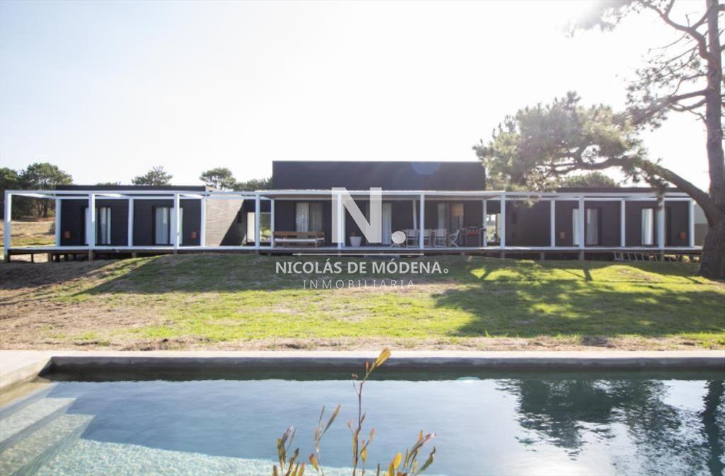 Vende casa en Laguna escondida de 4 dormitorios.