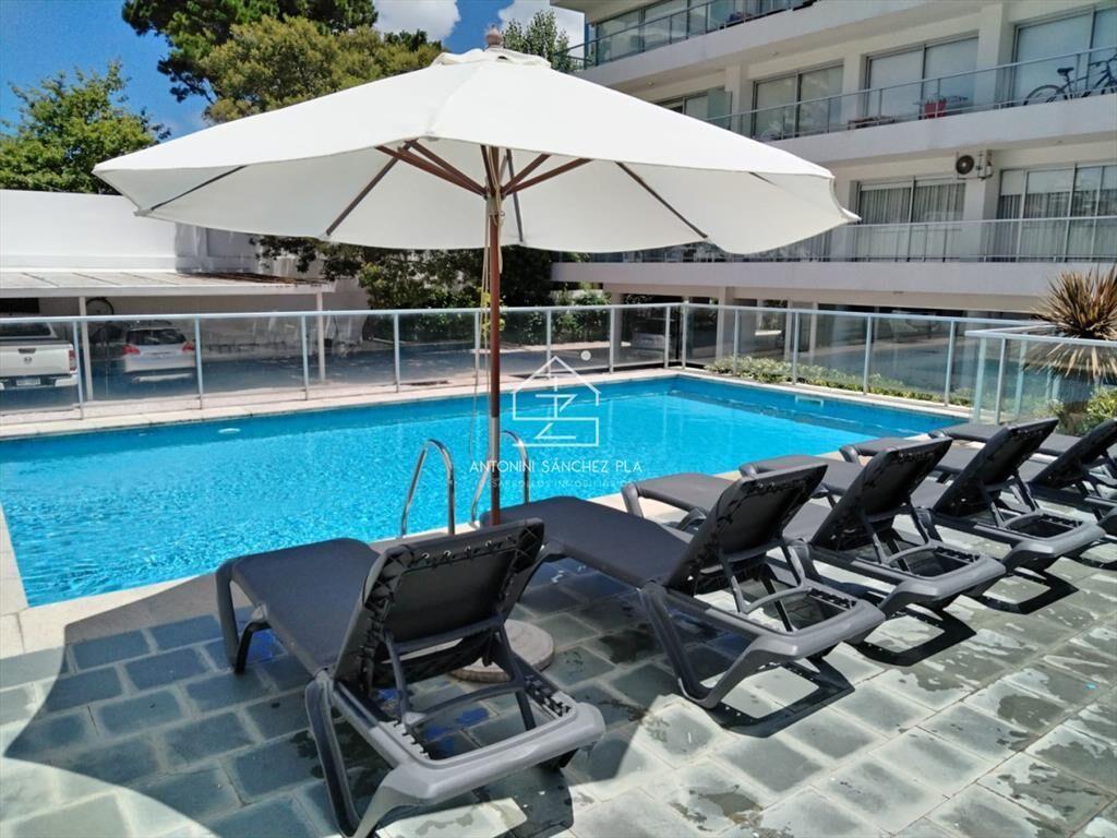 AIDY GRILL UN DORMITORIO CON PISCINA