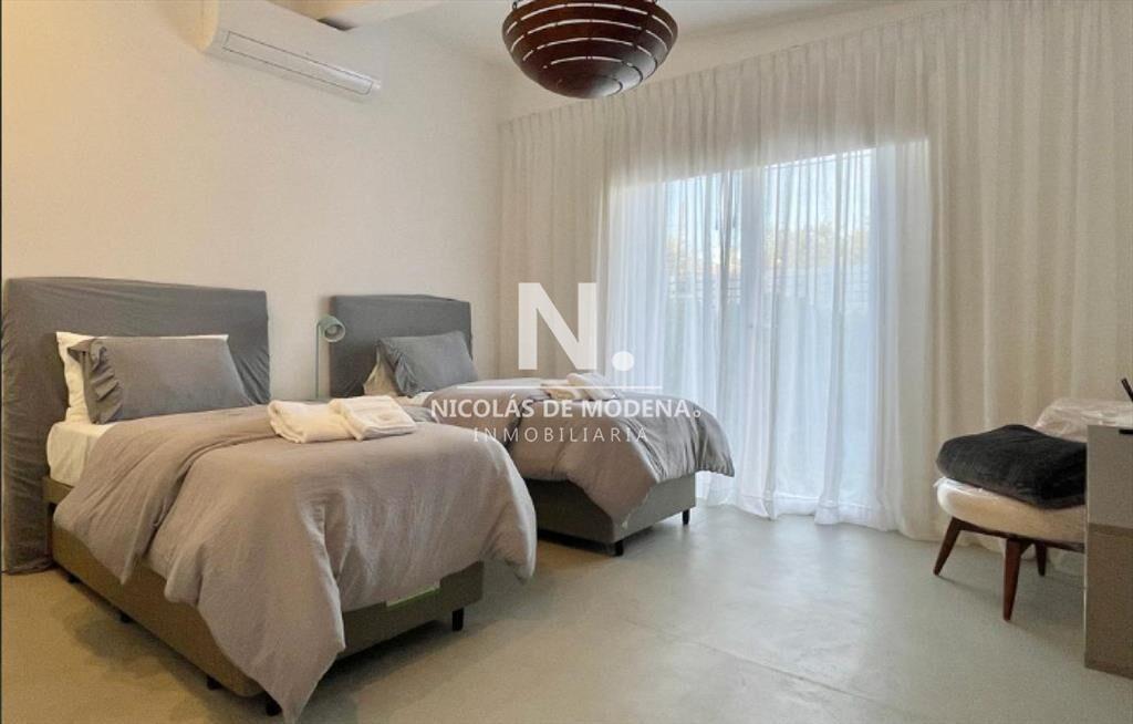 En venta casa de 5 dormitorios en la Barra.
