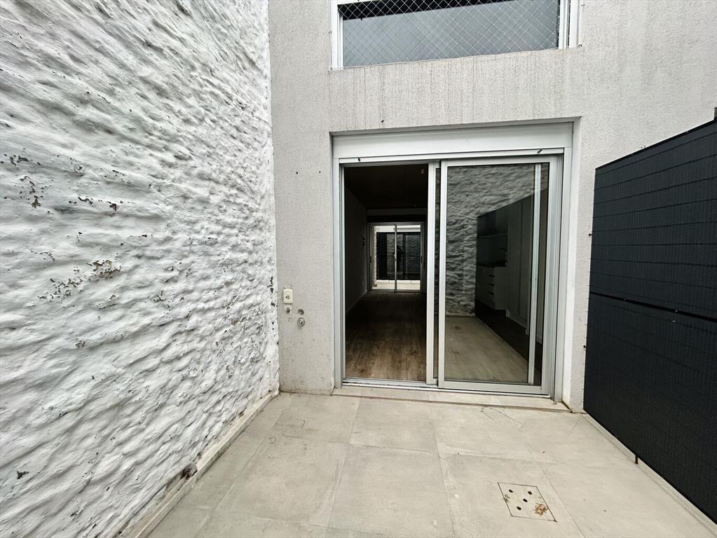Venta monoambiente con patio con renta en La Comercial