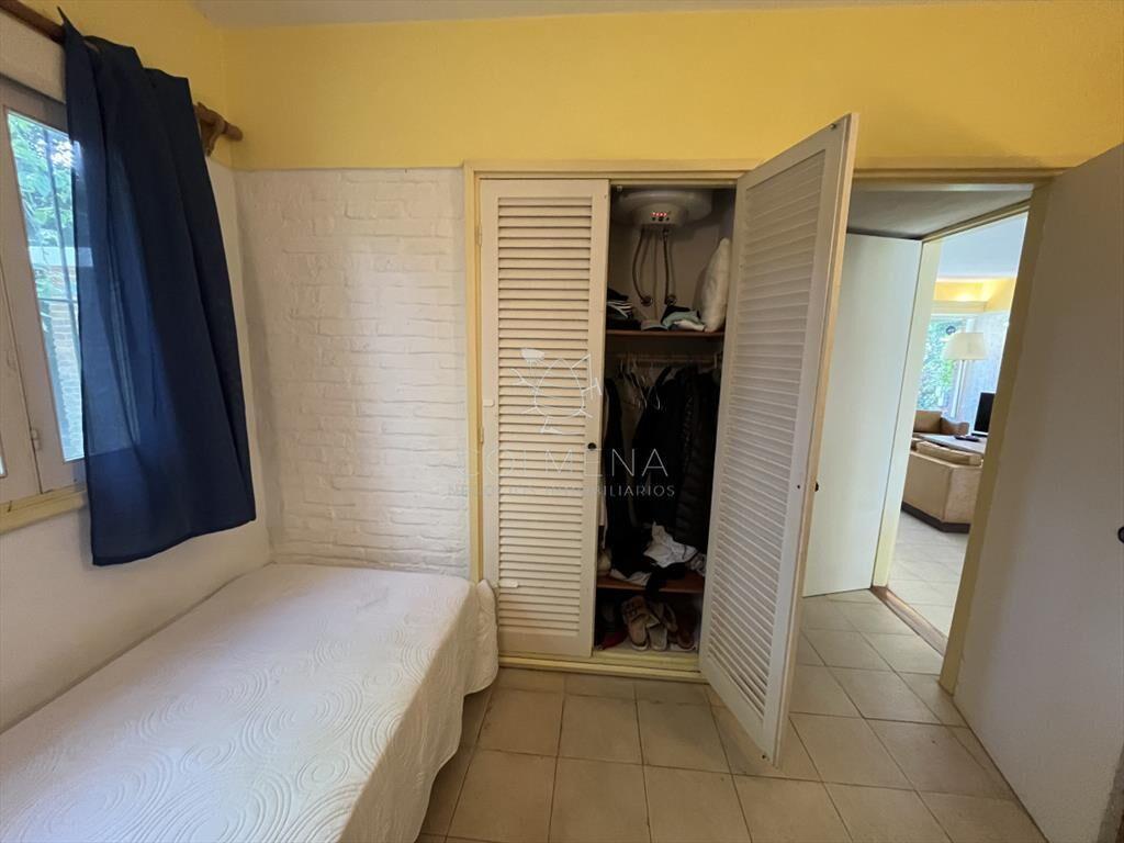 Casa en Playa Mansa, 5 dormitorios y 4 baños.