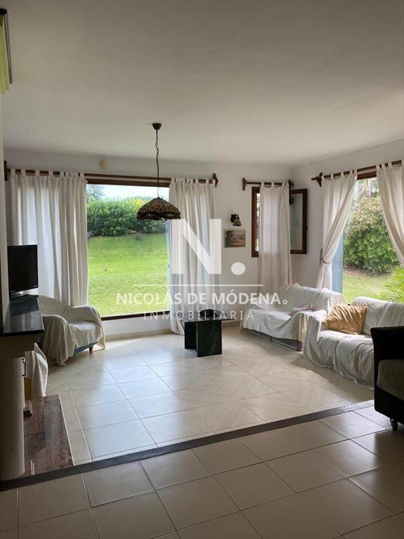 Vende impecable casa de 4 dormitorios en Brava