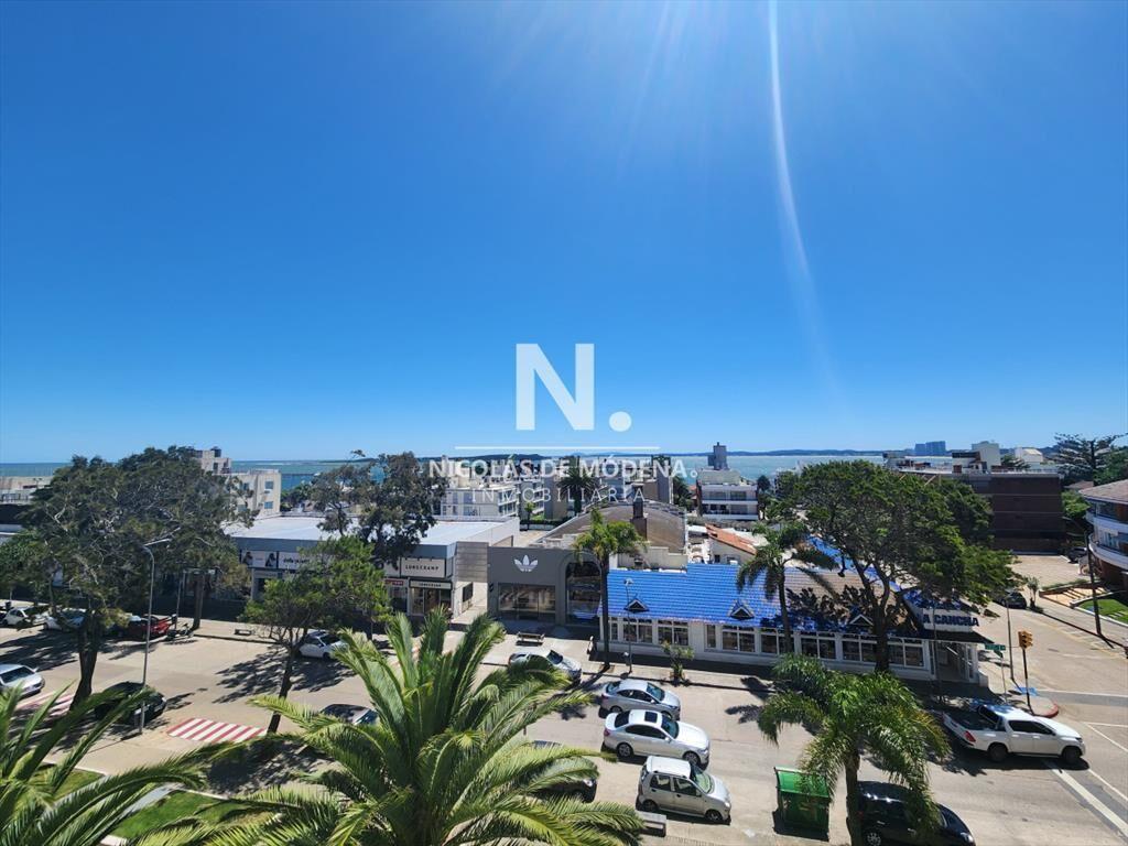 Vende apartamento en Peninsula de 3 dormitorios, a metros d