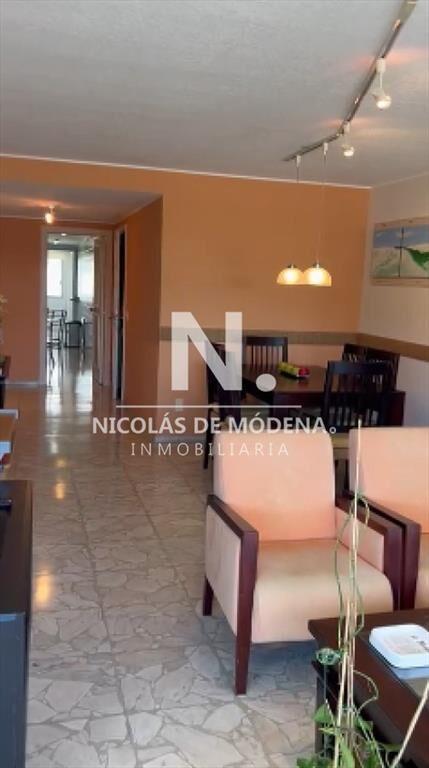 Vende apartamento de 2 dormitorios frente al mar.