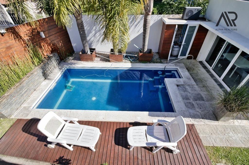Casa en venta c/ cochera en Atlántida