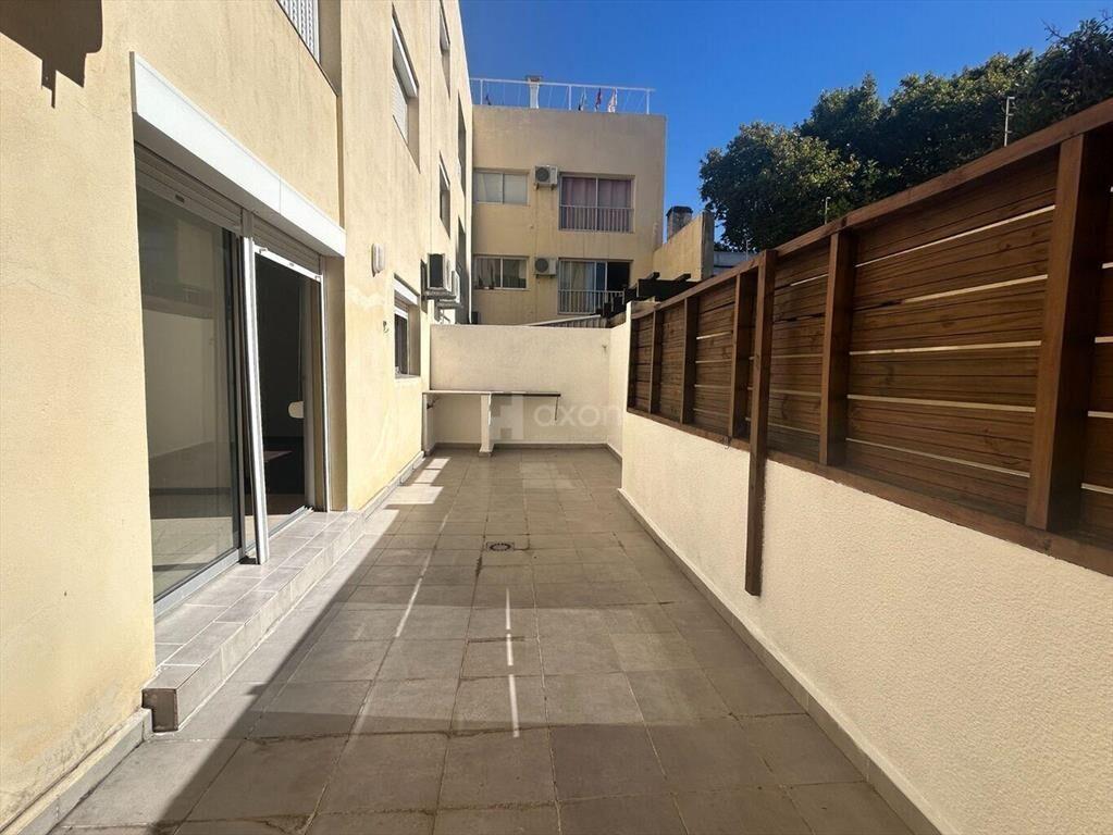 ALQUILER APARTAMENTO 1 DORMITORIO POCITOS CON PATIO Y GARAJ