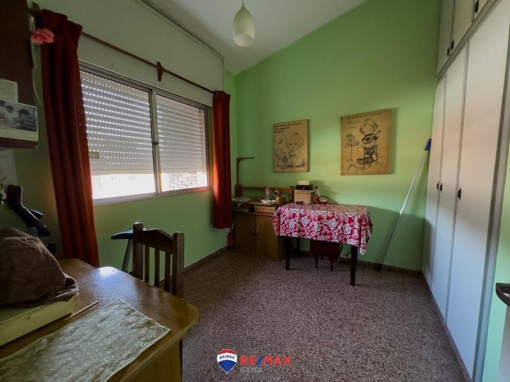 Casa Dúplex en zona este, 3 dormitorios y cochera.