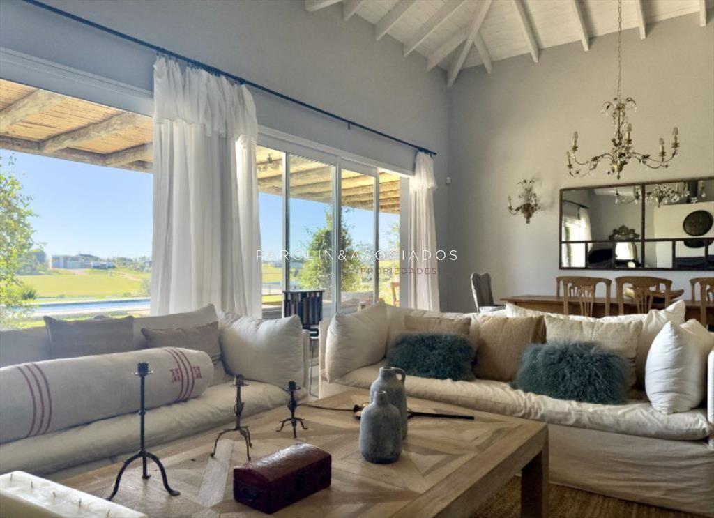 Casa en Venta de 4 Dormitorios en Pueblo Mio ,