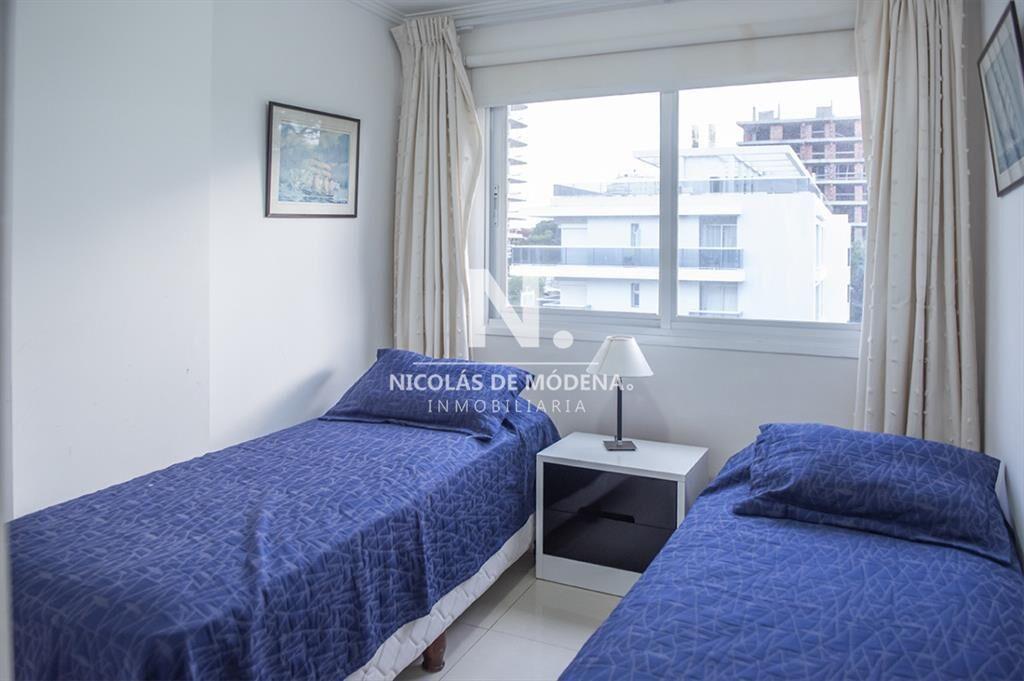 En venta apartamento de 3 dormitorios, en Brava a