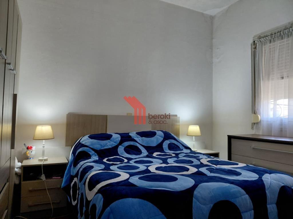 Venta casa, 2 dormitorios, frente y fondo con