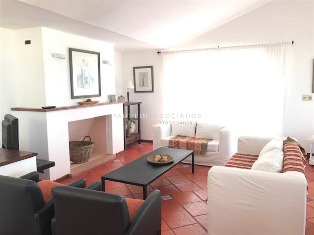 VENTA DE CASA DE 3 DORMITORIOS EN MANANTIALES CON