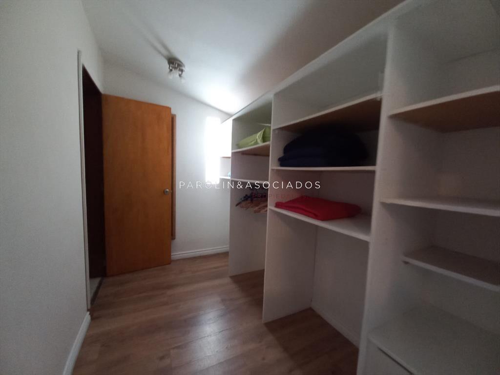 Vende casa de 3 dormitorios totalmente reformada.