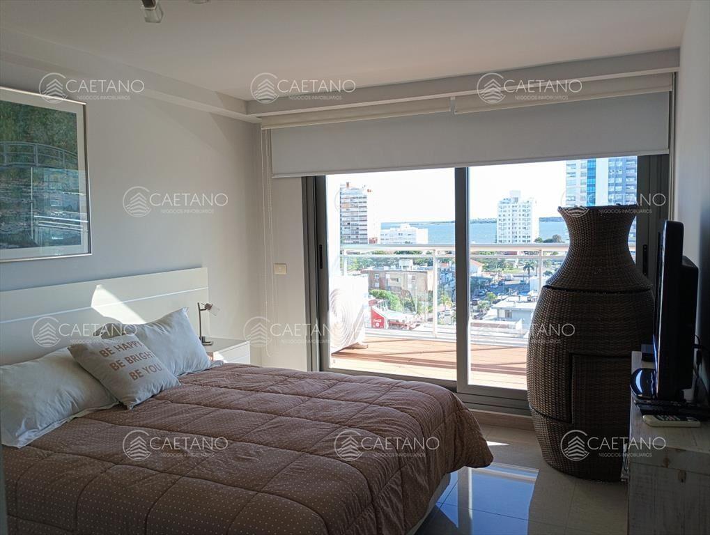 Un dormitorio y medio con vista a Playa Mansa