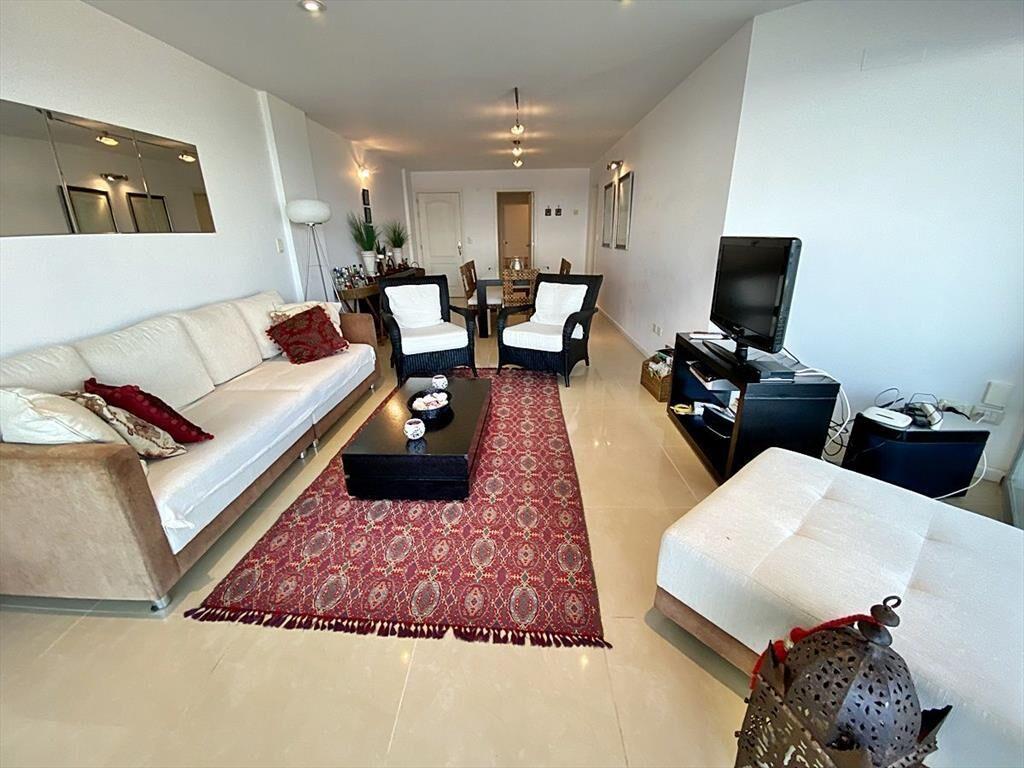 VENTA DE DEPARTAMENTO DE 3 DORMITORIOS EN EDIFICIO SOL Y LU