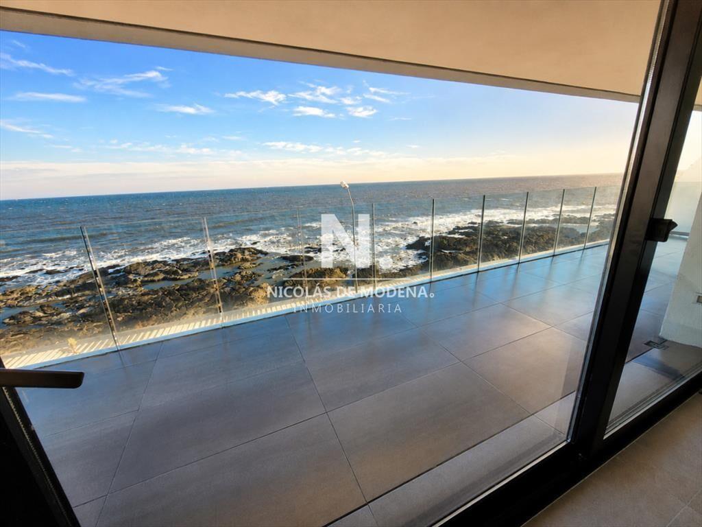 Vende apartamento de Punta del Este frente al de
