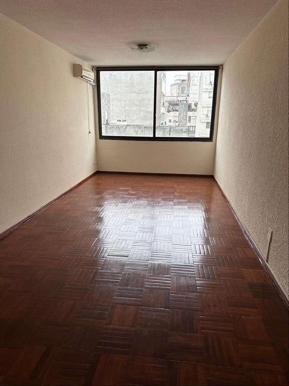 Monoambiente muy céntrico, frente a Plaza Fabini, todos los