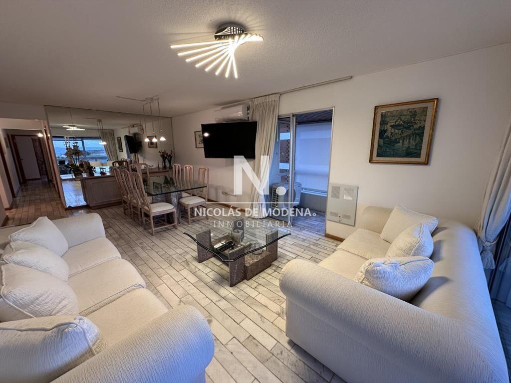 Vende apartamento de 3 dormitorios en Playa Punta