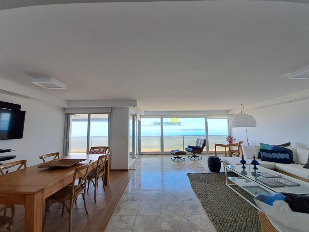 Departamento en venta con amplios ambientes, en